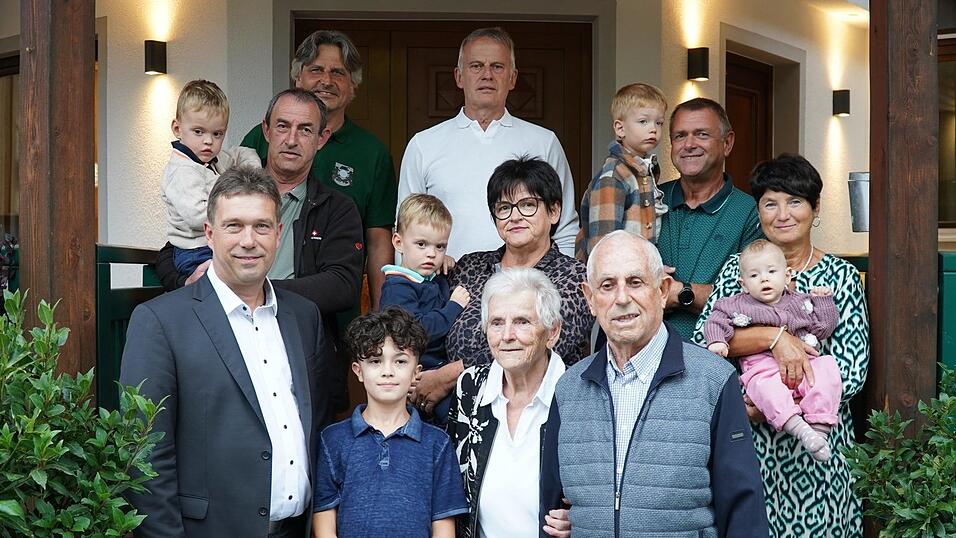 Dem Jubilar Walter Wallinger (vorne rechts) gratulierten im Beisein der Familie unter anderem 2. Bürgermeister Martin Aigner (links) und Manfred Plodeck von den Birkenschützen Landau (hinten links). Dem Jubilar Walter Wallinger (vorne rechts) gratulierten im Beisein der Familie unter anderem 2. Bürgermeister Martin Aigner (links) und Manfred Plodeck von den Birkenschützen Landau (hinten links).