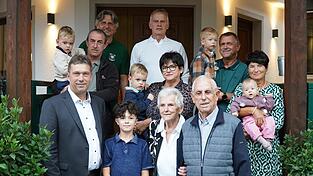 Dem Jubilar Walter Wallinger (vorne rechts) gratulierten im Beisein der Familie unter anderem 2. Bürgermeister Martin Aigner (links) und Manfred Plodeck von den Birkenschützen Landau (hinten links). Dem Jubilar Walter Wallinger (vorne rechts) gratulierten im Beisein der Familie unter anderem 2. Bürgermeister Martin Aigner (links) und Manfred Plodeck von den Birkenschützen Landau (hinten links).
