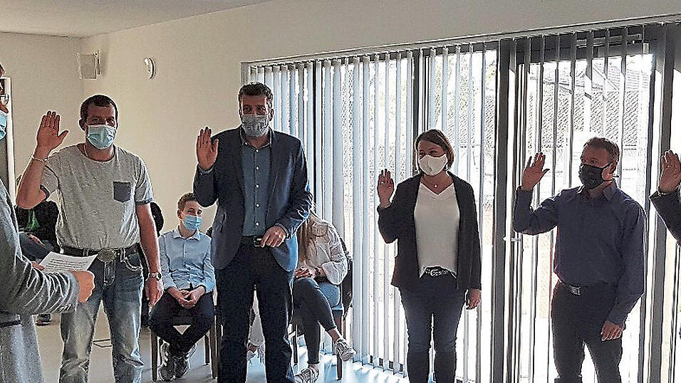 Vereidigung der neuen Mitglieder im Gemeinderat Irlbach: Stefan Altsch&auml;ffl, Anton Stauber, Manuela Huttinger, Gerhard Buchner, Andreas Liebl (von links).