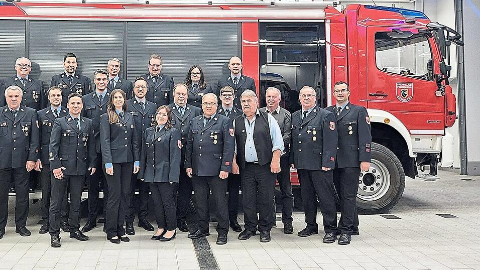 B&uuml;rgermeister und F&uuml;hrungsdienstgrade zusammen mit Kameraden, die f&uuml;r langj&auml;hrige Mitgliedschaft, Dienstjubil&auml;en und Dienstgradernennungen ausgezeichnet wurden.