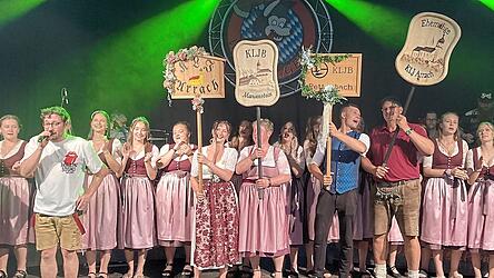 Die Festm&auml;dchen der Arracher Landjugend und ihrer Patenvereine feierten am Samstagabend bei ausgelassener Stimmung im Festzelt.
