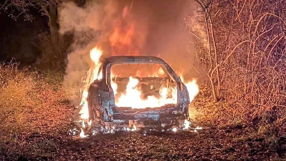 Der gemietete Audi brannte drei Tage nach der Verfolgungsjagd in einem Waldstück bei Essenbach vollständig aus. Der gemietete Audi brannte drei Tage nach der Verfolgungsjagd in einem Waldstück bei Essenbach vollständig aus.