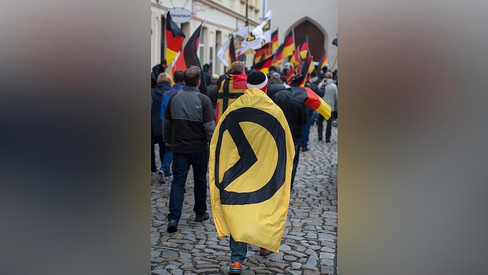 Das Logo der 'Identitären Bewegung' ist ein gelbes Lambda - der elfte Buchstabe des griechischen Alphabets - auf einem schwarzen Hintergrund. Es ist dem Hollywood-Film '300' entnommen. Das Logo der 'Identitären Bewegung' ist ein gelbes Lambda - der elfte Buchstabe des griechischen Alphabets - auf einem schwarzen Hintergrund. Es ist dem Hollywood-Film '300' entnommen.