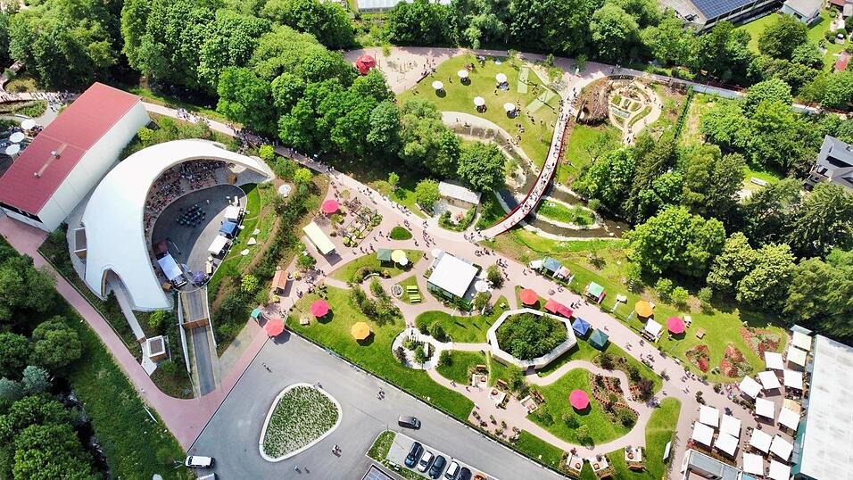 Angeleinte Vierbeiner sind auf dem gesamten Further Gartenschaugelände zugelassen.