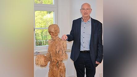 J&ouml;rg Nowy neben seinem &bdquo;Lieblingsobjekt&ldquo; der aktuellen Ausstellung im w&auml;hrend seiner Amtszeit geschaffenen MEMU. In wenigen Tagen ist f&uuml;r den seit 38 Jahren regierenden B&uuml;rgermeister von Essing Schluss.