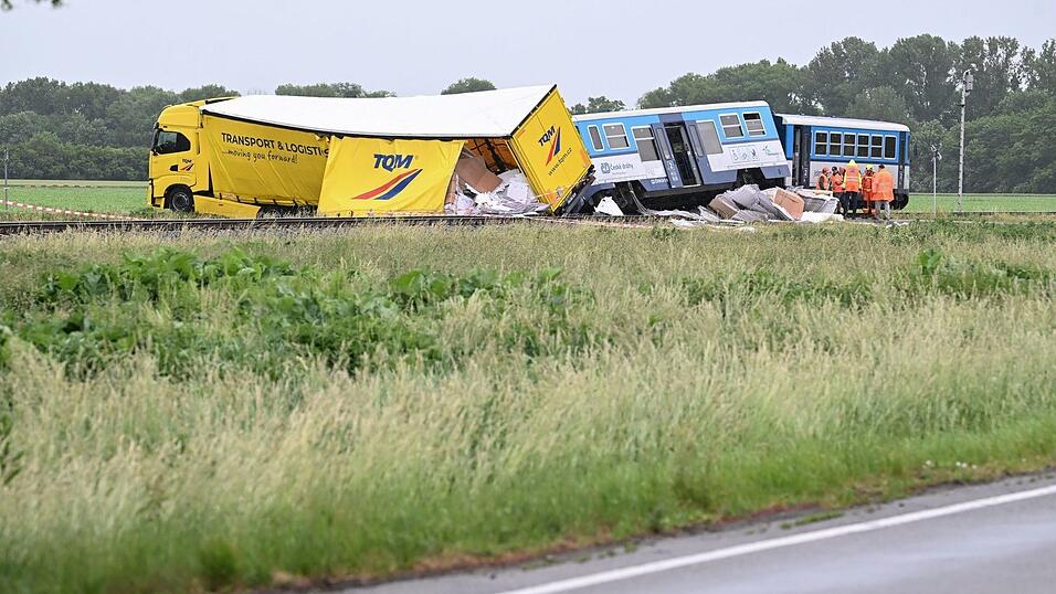Nach dem Unfall wurden acht Menschen ins Krankenhaus gebracht.