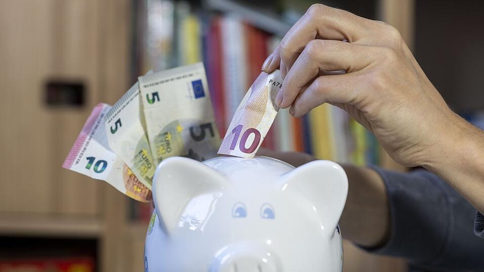 Frühstartrente: Mit zehn Euro monatlich legt der Staat für Kinder den Grundstein für die private Altersvorsorge. Wer früh beginnt, profitiert langfristig vom Zinseszinseffekt. Frühstartrente: Mit zehn Euro monatlich legt der Staat für Kinder den Grundstein für die private Altersvorsorge. Wer früh beginnt, profitiert langfristig vom Zinseszinseffekt.
