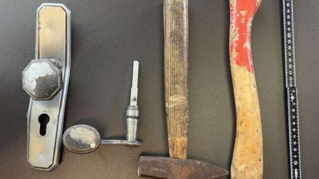 Die Polizei sucht nach den Inhabern der Gegenstände. Die Polizei sucht nach den Inhabern der Gegenstände.