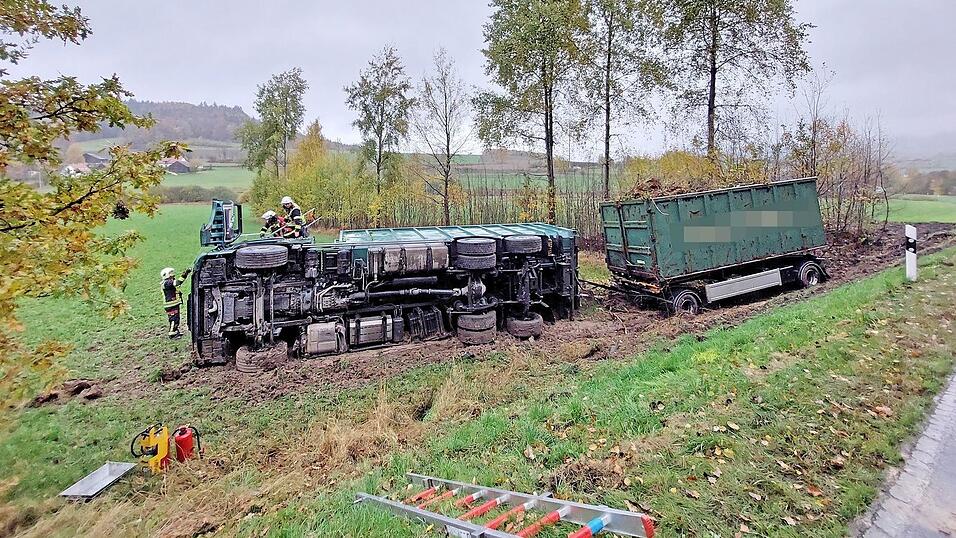 Der Wechsellader kippt in der angrenzenden Wiese um. Der Wechsellader kippt in der angrenzenden Wiese um.