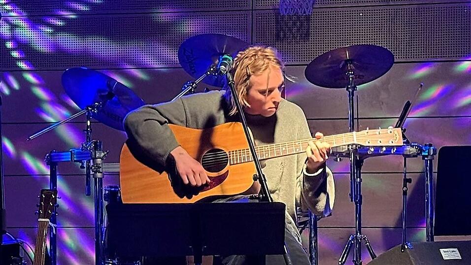 Mit einer Ballade von Led Zeppelin sorgte Alexander Kadletz f&uuml;r sanfte T&ouml;ne.