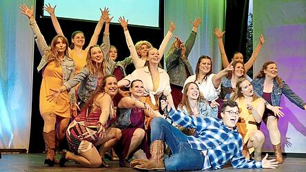 Fast alle Akteure sind bei &bdquo;Footloose&ldquo; auf der B&uuml;hne.