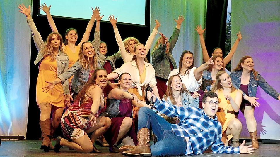 Fast alle Akteure sind bei „Footloose“ auf der Bühne. Fast alle Akteure sind bei „Footloose“ auf der Bühne.