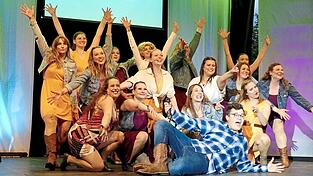 Fast alle Akteure sind bei „Footloose“ auf der Bühne. Fast alle Akteure sind bei „Footloose“ auf der Bühne.
