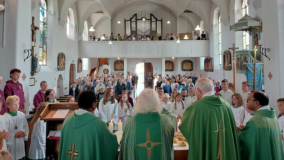 Groß war im Gottesdienst in Dietelskirchen die Zahl der beteiligten Geistlichen und der Ministranten. Groß war im Gottesdienst in Dietelskirchen die Zahl der beteiligten Geistlichen und der Ministranten.