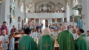 Groß war im Gottesdienst in Dietelskirchen die Zahl der beteiligten Geistlichen und der Ministranten. Groß war im Gottesdienst in Dietelskirchen die Zahl der beteiligten Geistlichen und der Ministranten.