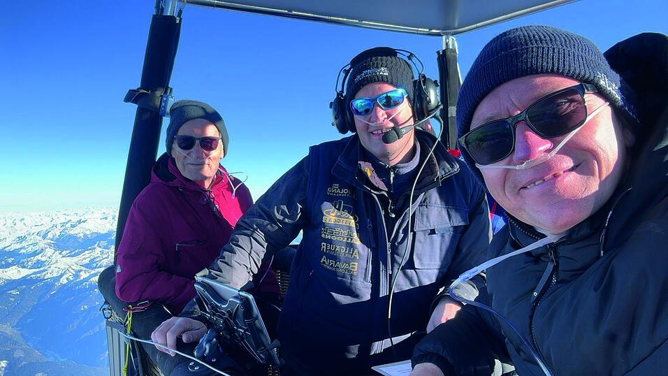 Wolfgang Schwarz (l.), Pilot Thomas K&ouml;ck (Mitte) und Co-Pilot Markus Strauf (r.) genie&szlig;en den - im wahrsten Sinne des Wortes - atemberaubenden Anblick der Alpen aus rund 6 000 Metern H&ouml;he.