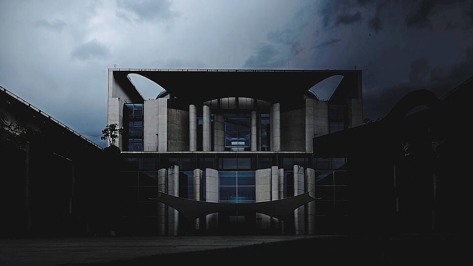 Dunkle Wolken &uuml;ber dem Kanzleramt: Hier soll es um die gro&szlig;en Reformen gehen.
