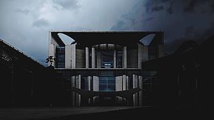 Dunkle Wolken über dem Kanzleramt: Hier soll es um die großen Reformen gehen. Dunkle Wolken über dem Kanzleramt: Hier soll es um die großen Reformen gehen.