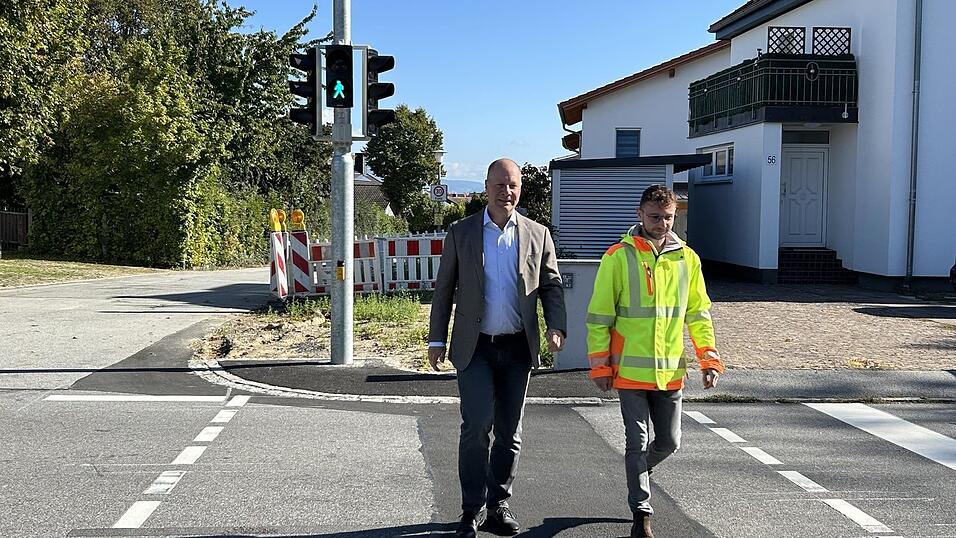 Bürgermeister Thomas Etschmann und Verwaltungsmitarbeiter Jonas Ninding sind sich sicher, dass in mehr Sicherheit investiert wurde. Im Hintergrund ist noch die Bauabsperrung vom Einbau des Stromzählers zu sehen. Diese wird in den kommenden Tagen verschwinden und das Baufeld begrünt. Bürgermeister Thomas Etschmann und Verwaltungsmitarbeiter Jonas Ninding sind sich sicher, dass in mehr Sicherheit investiert wurde. Im Hintergrund ist noch die Bauabsperrung vom Einbau des Stromzählers zu sehen. Diese wird in den kommenden Tagen verschwinden und das Baufeld begrünt.