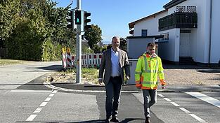 Bürgermeister Thomas Etschmann und Verwaltungsmitarbeiter Jonas Ninding sind sich sicher, dass in mehr Sicherheit investiert wurde. Im Hintergrund ist noch die Bauabsperrung vom Einbau des Stromzählers zu sehen. Diese wird in den kommenden Tagen verschwinden und das Baufeld begrünt. Bürgermeister Thomas Etschmann und Verwaltungsmitarbeiter Jonas Ninding sind sich sicher, dass in mehr Sicherheit investiert wurde. Im Hintergrund ist noch die Bauabsperrung vom Einbau des Stromzählers zu sehen. Diese wird in den kommenden Tagen verschwinden und das Baufeld begrünt.