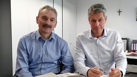 F&uuml;r Stadtk&auml;mmerer Roman Preis (r.), der seit 25 Jahren im Amt ist, und den Leiter der K&auml;mmerei Karl Fitz ist es der erste Haushalt, der nicht ausgeglichen werden kann.