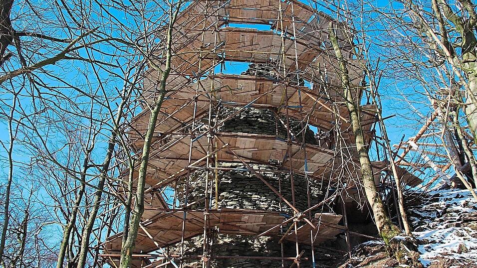 Der übrig gebliebene Torso der einstigen Burganlage am Star Herštejn ist bereits mit einem Gerüst für die bevorstehenden Maurerarbeiten versehen. Der übrig gebliebene Torso der einstigen Burganlage am Star Herštejn ist bereits mit einem Gerüst für die bevorstehenden Maurerarbeiten versehen.