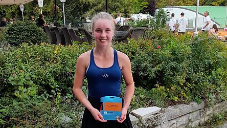 Julia Bauer konnte vergangene Woche den Sieg beim B&uuml;schl Nachwuchs Cup (DTB) feiern. Dar&uuml;ber hinaus schaffte sie es bem Damenturnier in Eichenau ins Halbfinale.