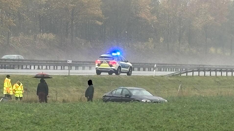 Der BMW kam in einer Wiese neben der Autobahn zum Stillstand. Der BMW kam in einer Wiese neben der Autobahn zum Stillstand.