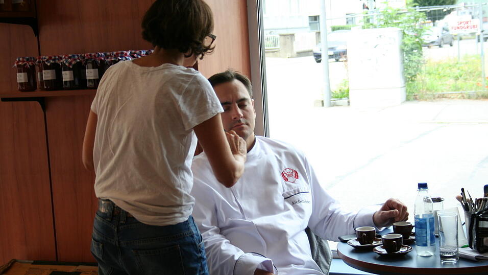 Die Belegschaft der B&auml;ckerei Steinleitner in Straubing durfte sich am Dienstag &uuml;ber den Besuch eines ZDF-Fernsehteams freuen.