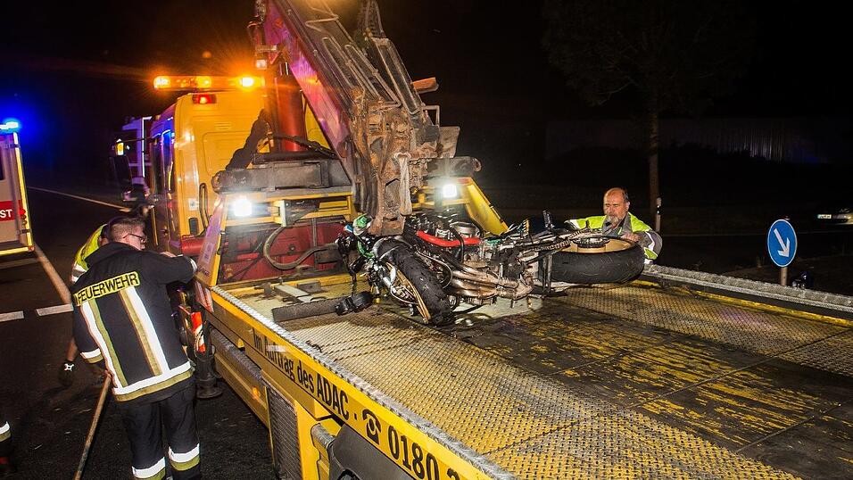 Auf der B299 bei Neustadt an der Donau hat sich am Mittwochabend ein tödlicher Unfall ereignet. Auf der B299 bei Neustadt an der Donau hat sich am Mittwochabend ein tödlicher Unfall ereignet.