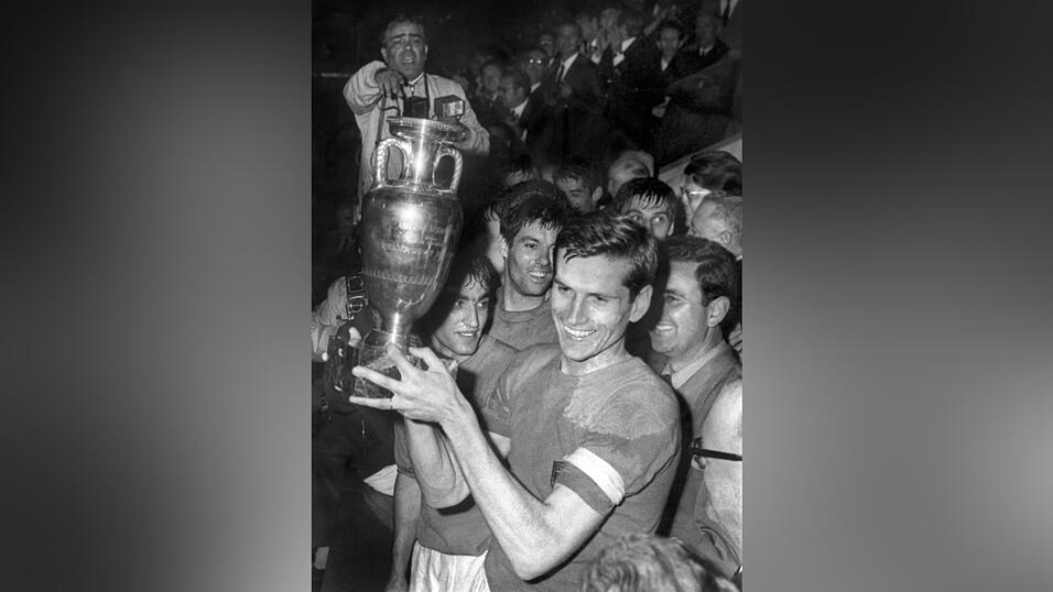 Rom, 10. Juni 1968 | Der italienische Nationalspieler Giancinto Facchetti (vorne) freut sich mit seinen Mitspielern &uuml;ber den gewonnenen Pokal. Die Italiener setzen sich im Wiederholungsspiel - die erste Begegnung endete 1:1-Unentschieden - mit 2:0 gegen Jugoslawien durch.