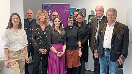 Gleichstellungsbeauftragte Tanja Schmidbauer, Polizeichef Stephan Gürster, Jugendamtsleiter Markus Biebl, Dekanin Ulrike Dittmar, Dekan Ralf Heidenreich, Polizeihauptmeisterin Manuela Stoiber, Landrat Franz Löffler und das Personal der Beratungsstelle kommen zur Eröffnung.