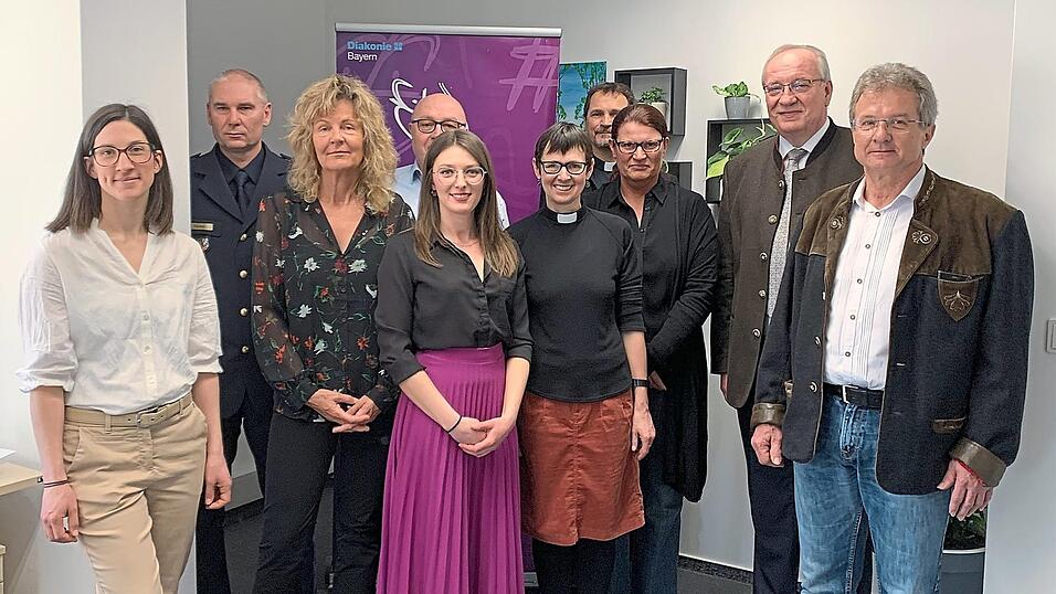 Gleichstellungsbeauftragte Tanja Schmidbauer, Polizeichef Stephan Gürster, Jugendamtsleiter Markus Biebl, Dekanin Ulrike Dittmar, Dekan Ralf Heidenreich, Polizeihauptmeisterin Manuela Stoiber, Landrat Franz Löffler und das Personal der Beratungsstelle kommen zur Eröffnung. Gleichstellungsbeauftragte Tanja Schmidbauer, Polizeichef Stephan Gürster, Jugendamtsleiter Markus Biebl, Dekanin Ulrike Dittmar, Dekan Ralf Heidenreich, Polizeihauptmeisterin Manuela Stoiber, Landrat Franz Löffler und das Personal der Beratungsstelle kommen zur Eröffnung.