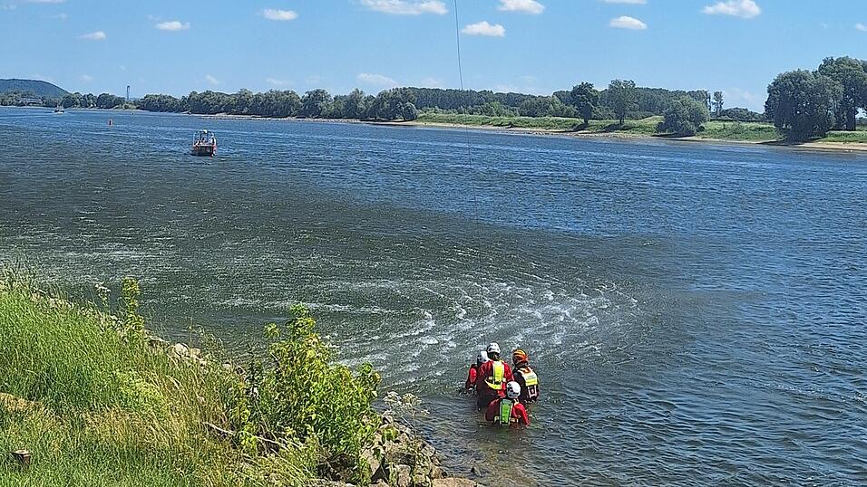 Mitglieder der Wasserwacht bei einer gro&szlig; angelegten Suchaktion an der Donau.