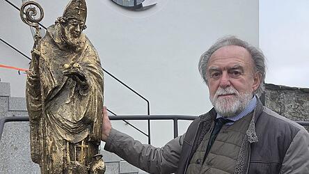 Der Künstler und sein Werk: Joseph Michael Neustifter hat den Pfingstreiterbrunnen, die Pfingstreiter-Stelen und die Nikolausfigur geschaffen.