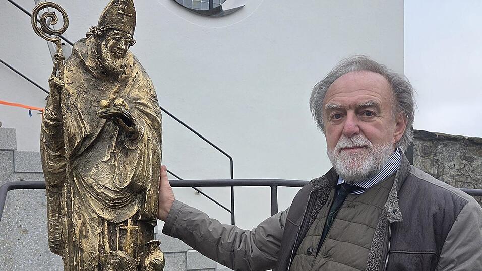 Der Künstler und sein Werk: Joseph Michael Neustifter hat den Pfingstreiterbrunnen, die Pfingstreiter-Stelen und die Nikolausfigur geschaffen.