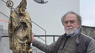Der Künstler und sein Werk: Joseph Michael Neustifter hat den Pfingstreiterbrunnen, die Pfingstreiter-Stelen und die Nikolausfigur geschaffen.