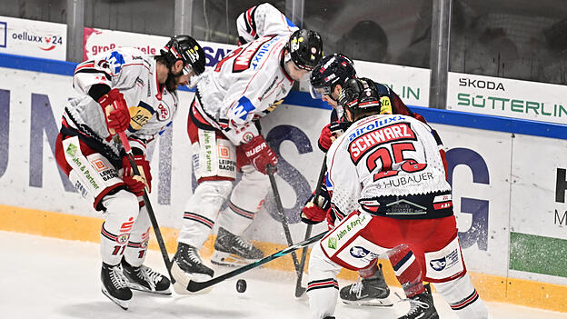 F&uuml;r den EV Landshut um (wei&szlig;es Trikot, v.l.) Siegtorsch&uuml;tze Marc-Olivier Roy, Finn Serikow und Andreas Schwarz war es ein Dreier der Kategorie 'Arbeitssieg'.