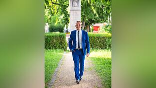 „Ich versuche, mit bodenständiger, solider Arbeit die Bürger zu überzeugen“, sagt Armin Grassinger, als er seine erneute Kandidatur um das Bürgermeisteramt bei der Kommunalwahl am 8. März 2026 bekannt gibt.