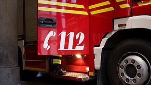 Die Feuerwehr stoppt die chemische Reaktion. (Symbolbild)