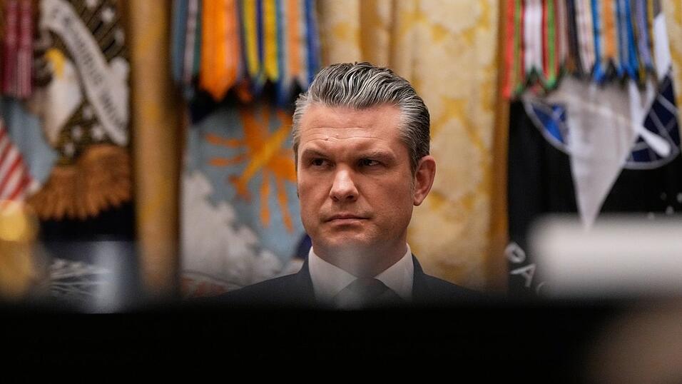 Steht wegen verschiedener Angelegenheiten in der Kritik - Pentagon-Chef Hegseth. (Archivbild)