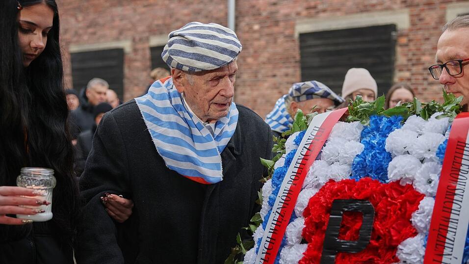 Der Holocaust-Überlebende Stanislaw Zalewski gedenkt mit anderen Überlebenden im früheren deutschen Konzentrations- und Vernichtungslagers Auschwitz der Opfer des NS-Terrors. Der Holocaust-Überlebende Stanislaw Zalewski gedenkt mit anderen Überlebenden im früheren deutschen Konzentrations- und Vernichtungslagers Auschwitz der Opfer des NS-Terrors.