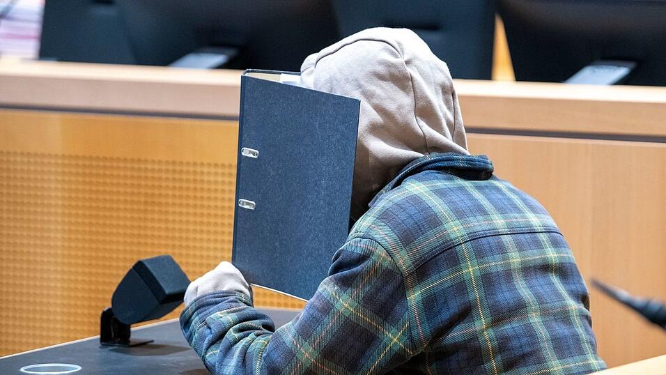 Der Angeklagte soll eine dreifache Mutter erschossen haben. Die Tochter des Opfers musste nun aussagen.