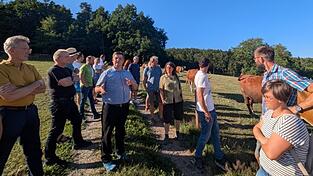 Inhaber von landwirtschaftlichen Biobetrieben informierten sich bei einer Veranstaltung im Raum Wiesenfelden &uuml;ber die staatlichen &Ouml;ko-Modellregionen, wie es sie beispielsweise in Regensburg oder Cham gibt.