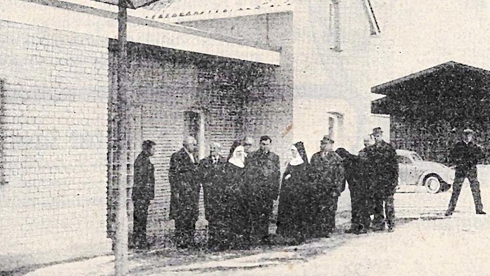 Vor einem etwas kleineren Kreis an Ehrengästen wurde der neu gestaltete Bahnhof Mallersdorf eröffnet. Vor einem etwas kleineren Kreis an Ehrengästen wurde der neu gestaltete Bahnhof Mallersdorf eröffnet.