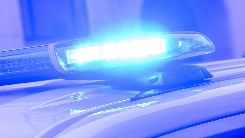Zu einem Unfall wurde die Polizei am Samstag gerufen. Ein Mann hatte seinen Tiertransportanhänger samt Kuh verloren.