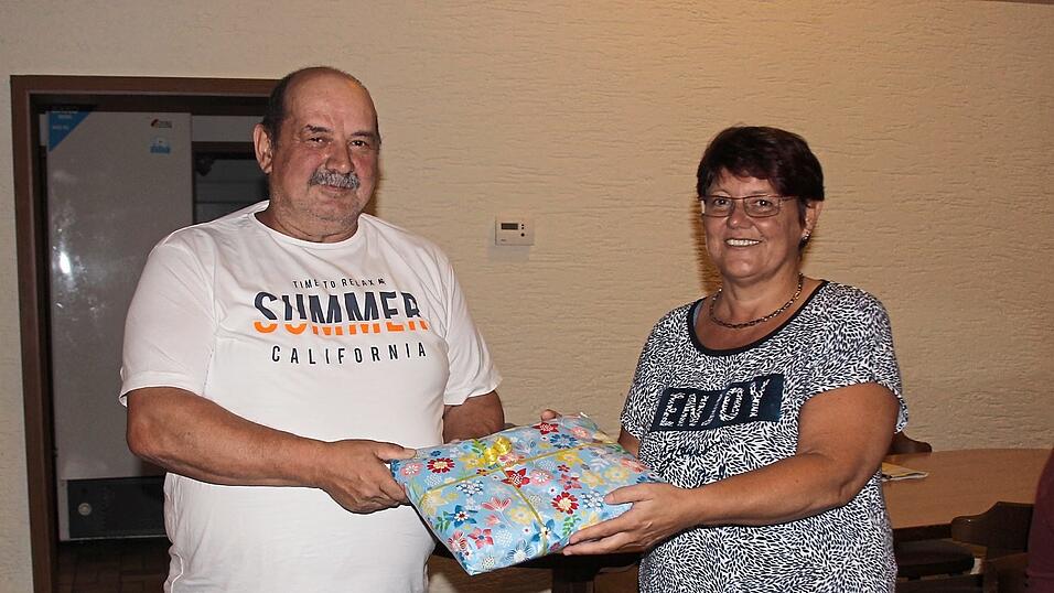 Christine Hirmer überreichte Günter Stöckerl ein Geschenk - als Dank dafür, 'was er all die Jahre für die Eisstockabteilung geleistet hat'. Christine Hirmer überreichte Günter Stöckerl ein Geschenk - als Dank dafür, 'was er all die Jahre für die Eisstockabteilung geleistet hat'.