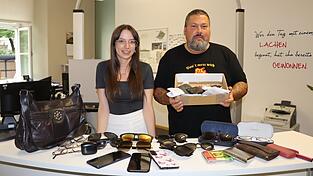 Lea Schwarz und Dietmar Monat mit einer Auswahl jener Gegenst&auml;nde, die in der Volksfestzeit am Hagen gefunden wurden und im Fundb&uuml;ro gelandet sind. In den n&auml;chsten Tagen rechnen sie mit weiterem Nachschub.