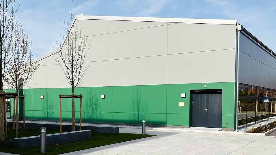 Au&szlig;en ist die Kleinsporthalle inzwischen fertig, der Innenausbau geht laut Gemeinde z&uuml;gig voran.