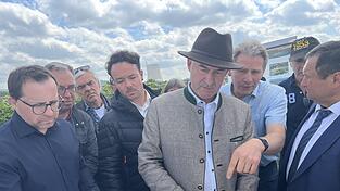 Hubert Aiwanger (5.v.l.) und B&uuml;rgermeister Daniel Braun (4.v.l.) lie&szlig;en sich die Situation von Landwirt Christian Sch&uuml;tz (3.v.r.) und Tennet-Vertretern schildern.